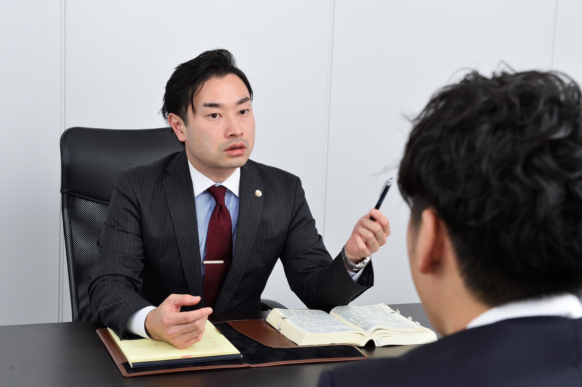 大手銀行での勤務を経て弁護士へ。一貫して人事労務案件に注力し、経営者の心と信念に寄り添う
